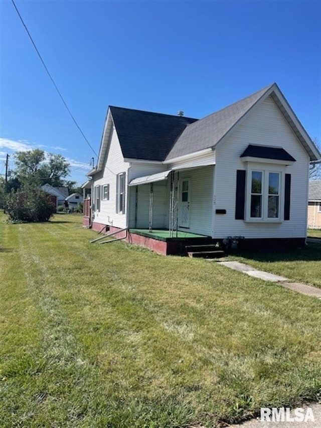 view of front facade featuring a front lawn