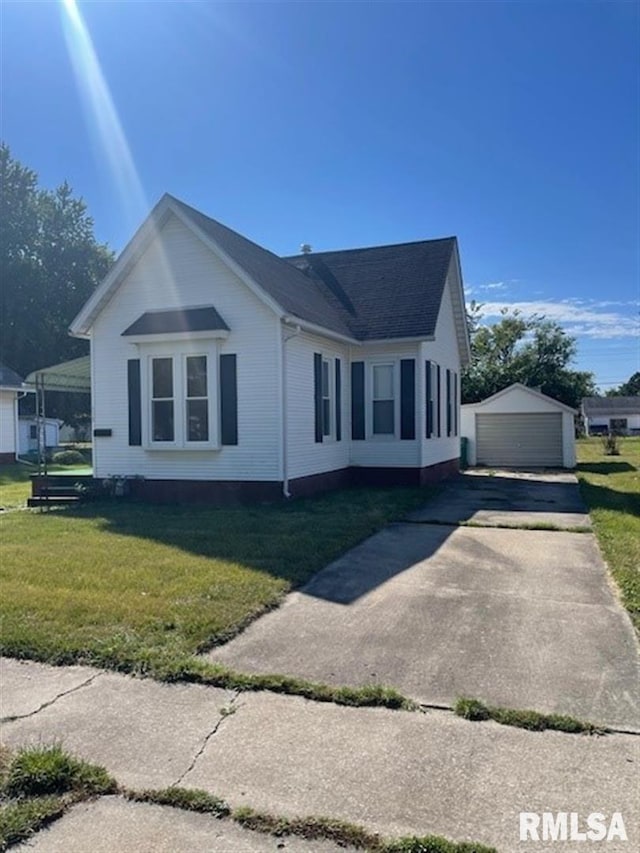 view of front of house with an outdoor structure, a garage, and a front yard