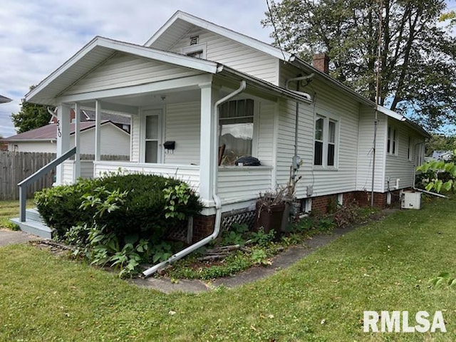 view of front of house featuring a front lawn and covered porch