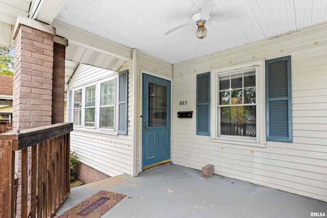 property entrance featuring ceiling fan and covered porch