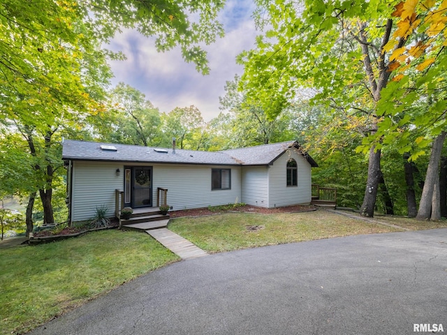 single story home with a front lawn