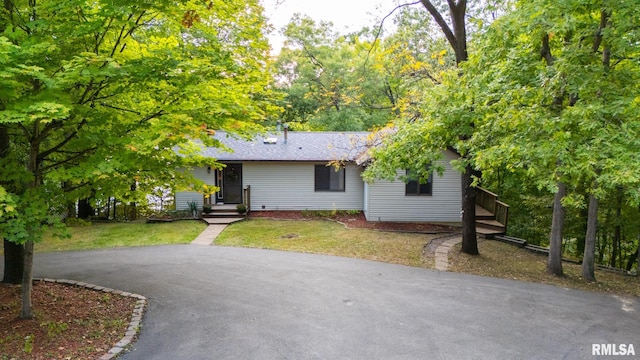 view of front of home featuring a front lawn