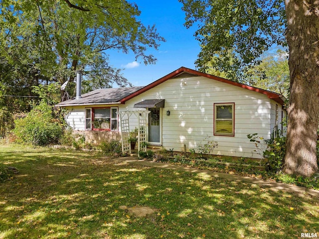 913 E Truitt Ave, Chillicothe, IL 61523 - view of front of property with a front lawn