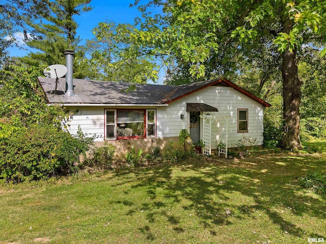 view of front of house featuring a front yard