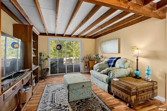 913 E Truitt Ave, Chillicothe, IL 61523 - living room with beamed ceiling and light wood-style floors