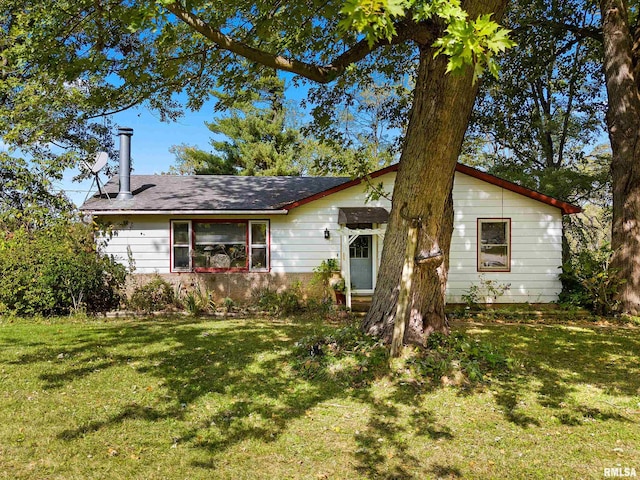 view of front facade featuring a front yard