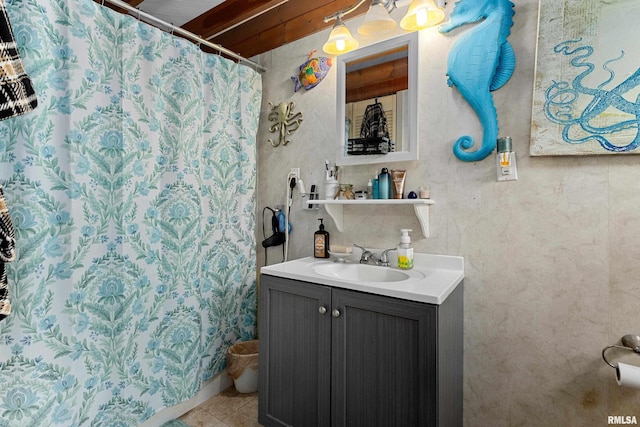 913 E Truitt Ave, Chillicothe, IL 61523 - bathroom featuring a shower with shower curtain and vanity
