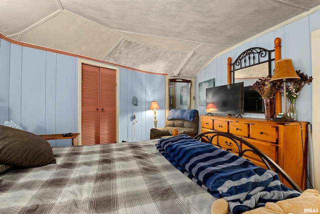 913 E Truitt Ave, Chillicothe, IL 61523 - bedroom with a decorative wall, carpet flooring, vaulted ceiling, and a closet