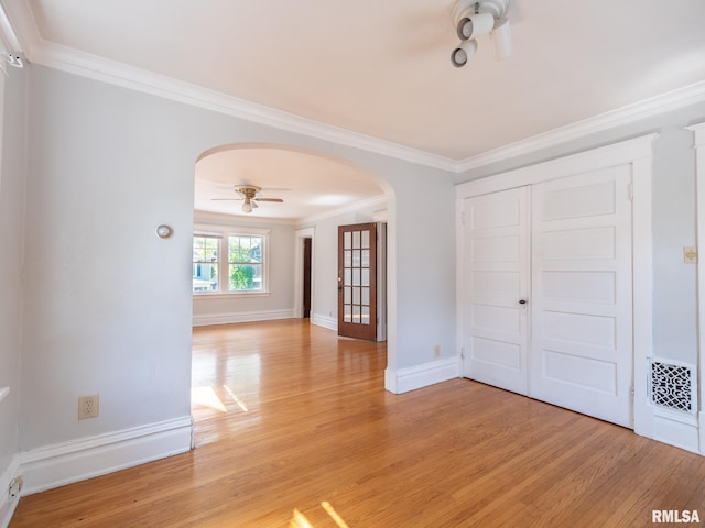 empty room featuring ceiling fan, crown molding, and light hardwood / wood-style floors