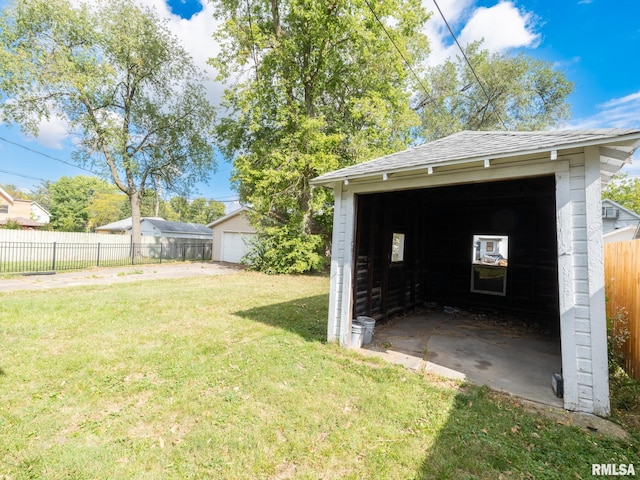 view of yard featuring an outdoor structure and a garage