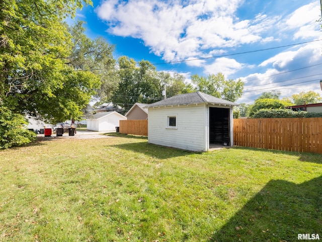 view of yard with an outdoor structure