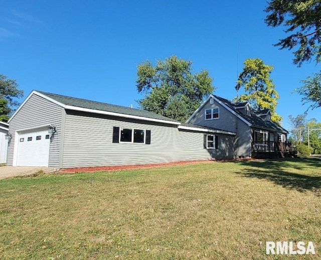 view of front of house featuring a front yard and a garage