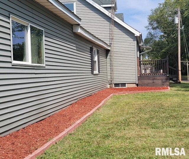 cape cod-style house featuring a front lawn