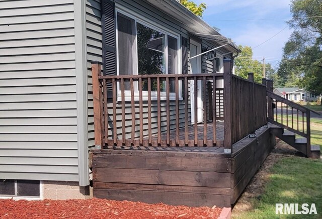 new england style home with a front yard