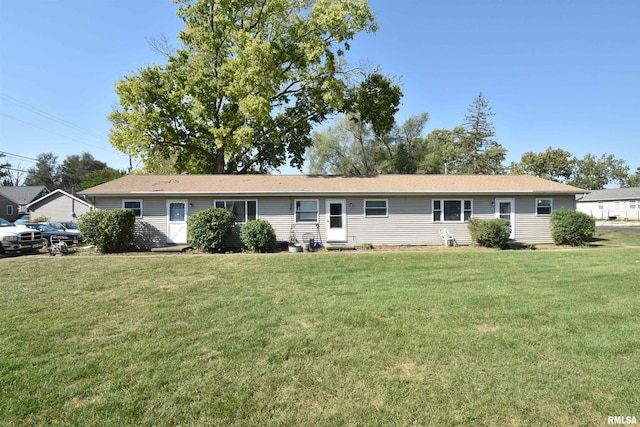 view of front facade with a front yard