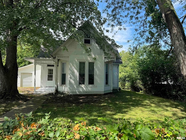 view of front of property featuring a front lawn