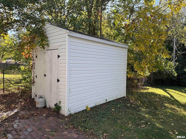 view of outdoor structure featuring a yard