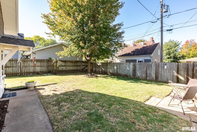 view of yard featuring a patio