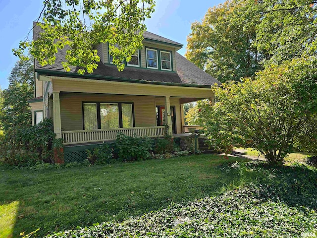 view of front facade featuring a front lawn and a porch