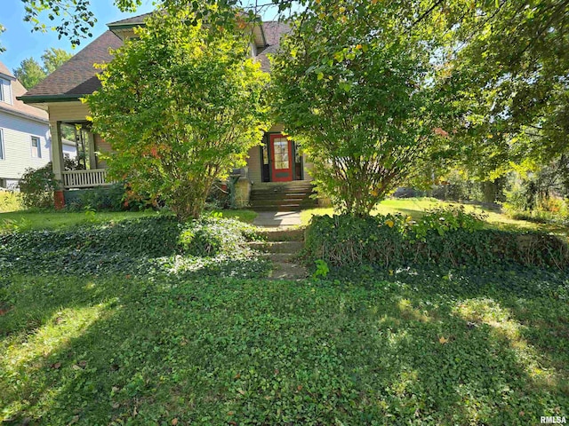 view of front facade with a front yard