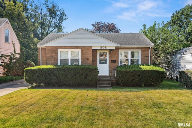 bungalow featuring a front yard