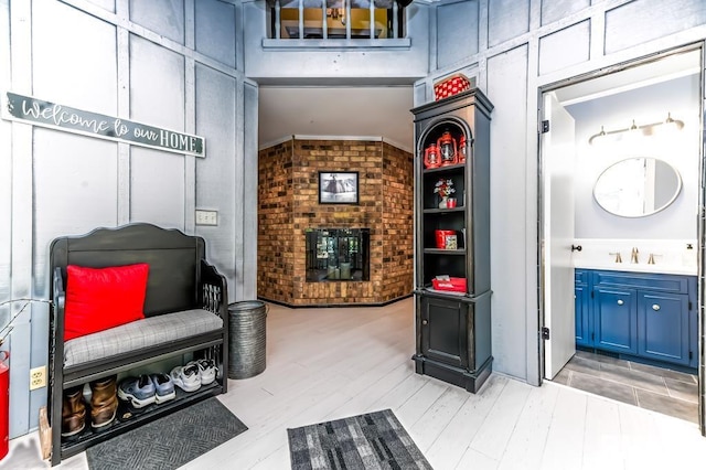 interior space featuring sink, light hardwood / wood-style floors, and crown molding