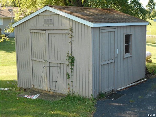 view of outdoor structure with a yard