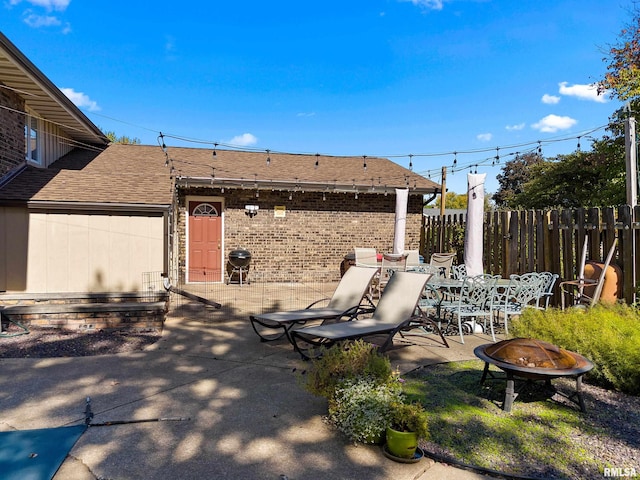 view of patio with an outdoor fire pit