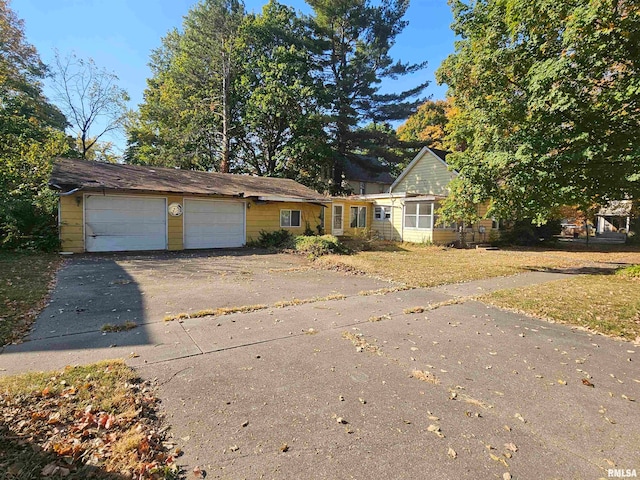 view of front of house featuring a garage