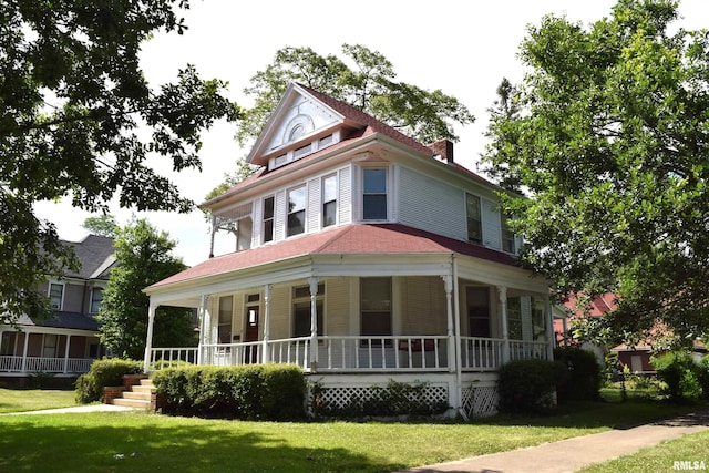 farmhouse-style home featuring a porch and a front yard