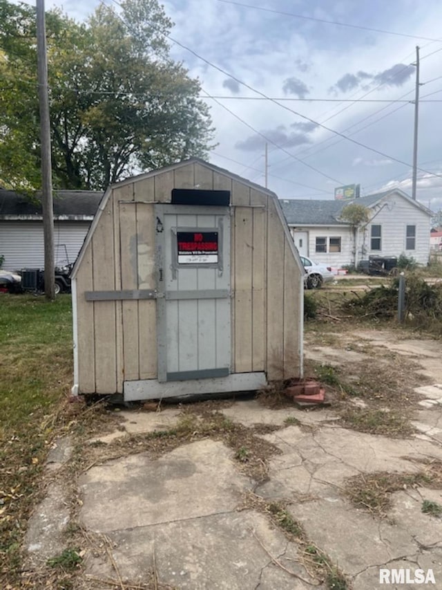 view of outbuilding