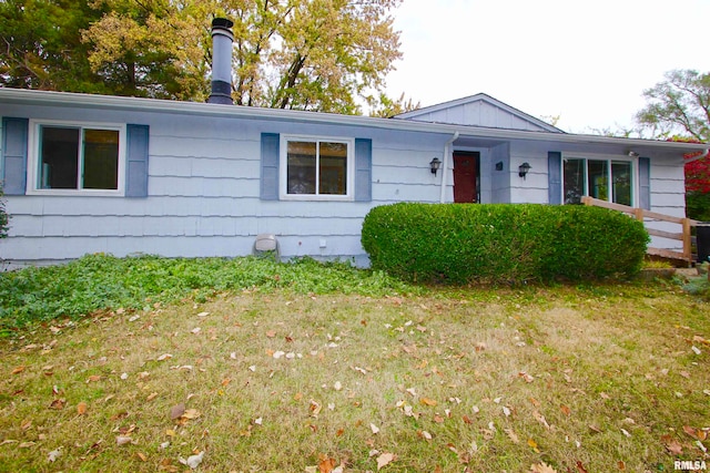 single story home with a front yard