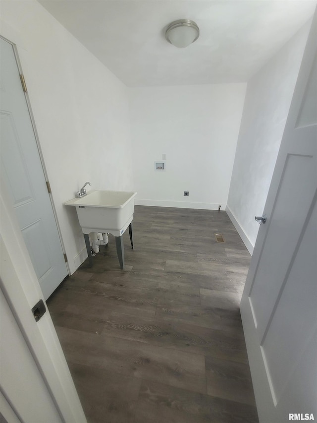 435 N Ave B Ave, Canton, IL 61520 - laundry area featuring dark wood-type flooring, baseboards, and a sink