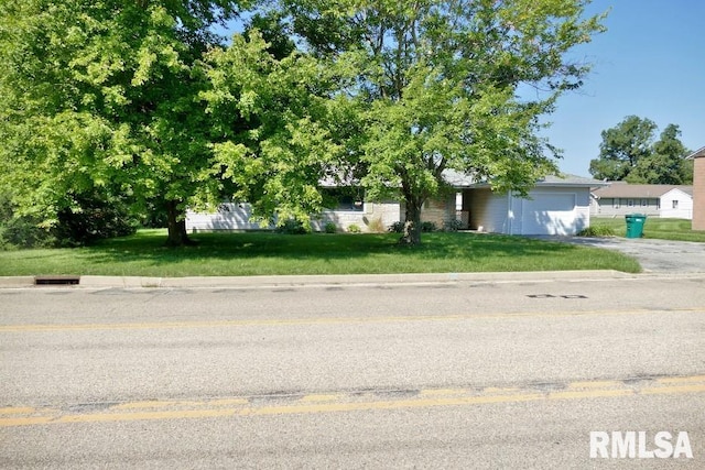 view of front of property featuring a front yard