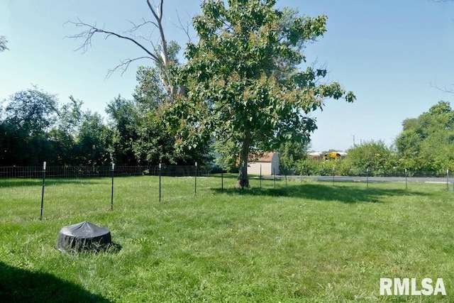 view of yard with a rural view