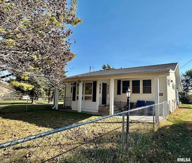 view of front of property with a front lawn