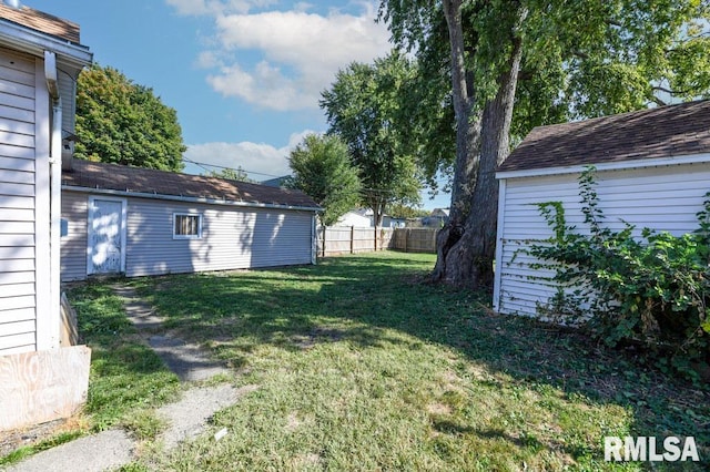 view of yard featuring an outdoor structure