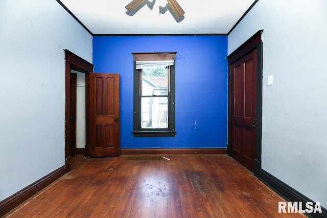 spare room featuring dark wood-type flooring and ceiling fan