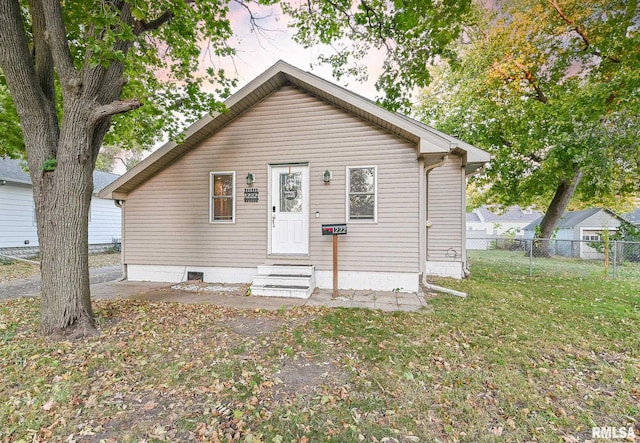 view of front facade featuring a front lawn