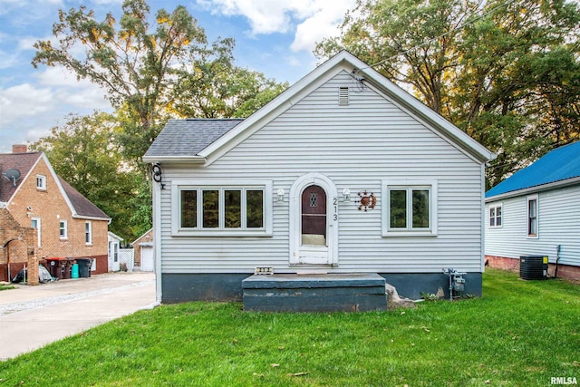 view of front of home featuring a front yard