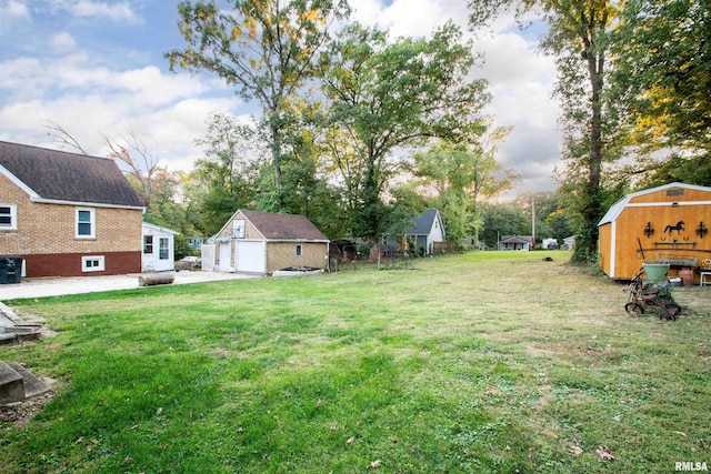 view of yard featuring a shed