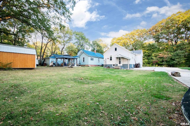 view of yard with an outdoor structure