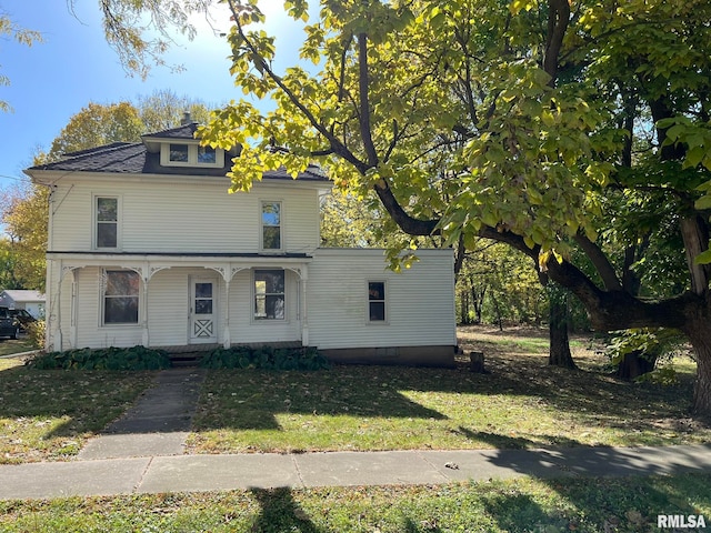 view of front facade featuring a front yard