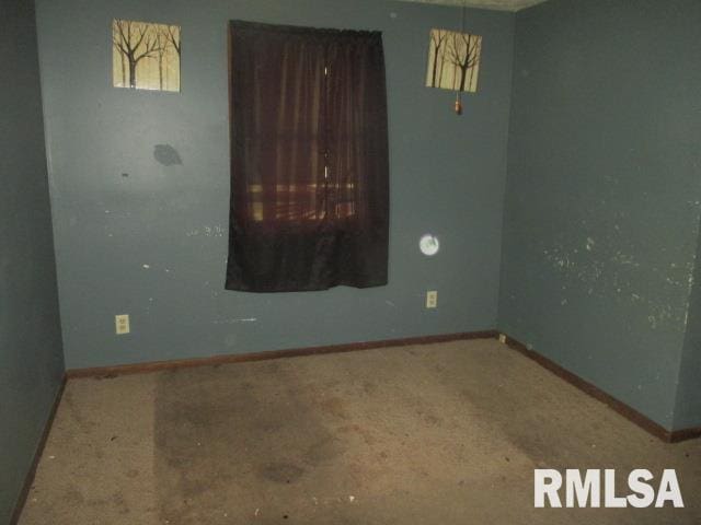 unfurnished room featuring carpet