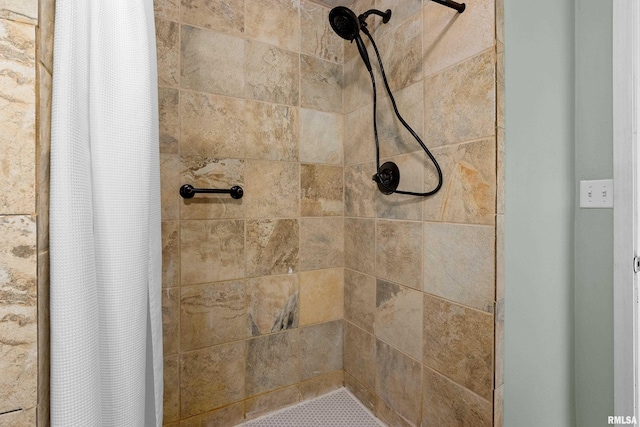 details with a shower with shower curtain