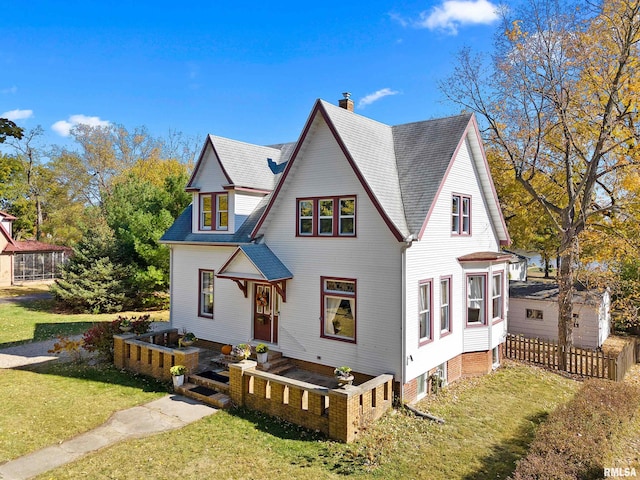 view of front of house featuring a front lawn