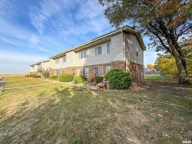 view of front of home featuring a front lawn