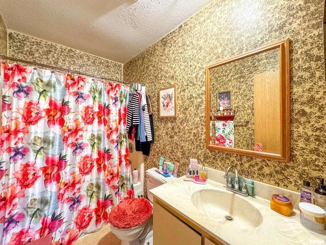 full bathroom featuring shower / bathtub combination with curtain, vanity, a textured ceiling, and toilet