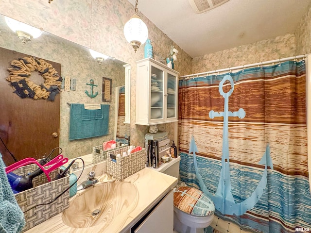 bathroom with a shower with curtain and vanity