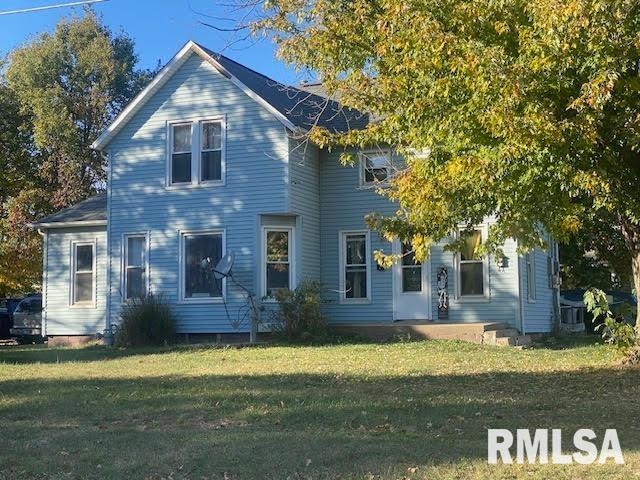 view of front of property with a front lawn